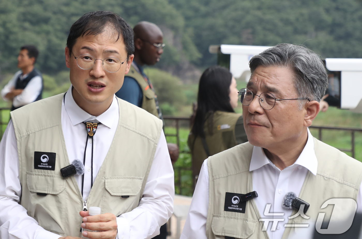 (울산=뉴스1) 조민주 기자 = 김상욱 울산시장과 허민 국가유산청장이 제8차 세계유산 현장관리자 포럼 참석자들과 함께 17일 울산 울주군 대곡리 반구대 암각화를 답사한 뒤 브리핑을 …