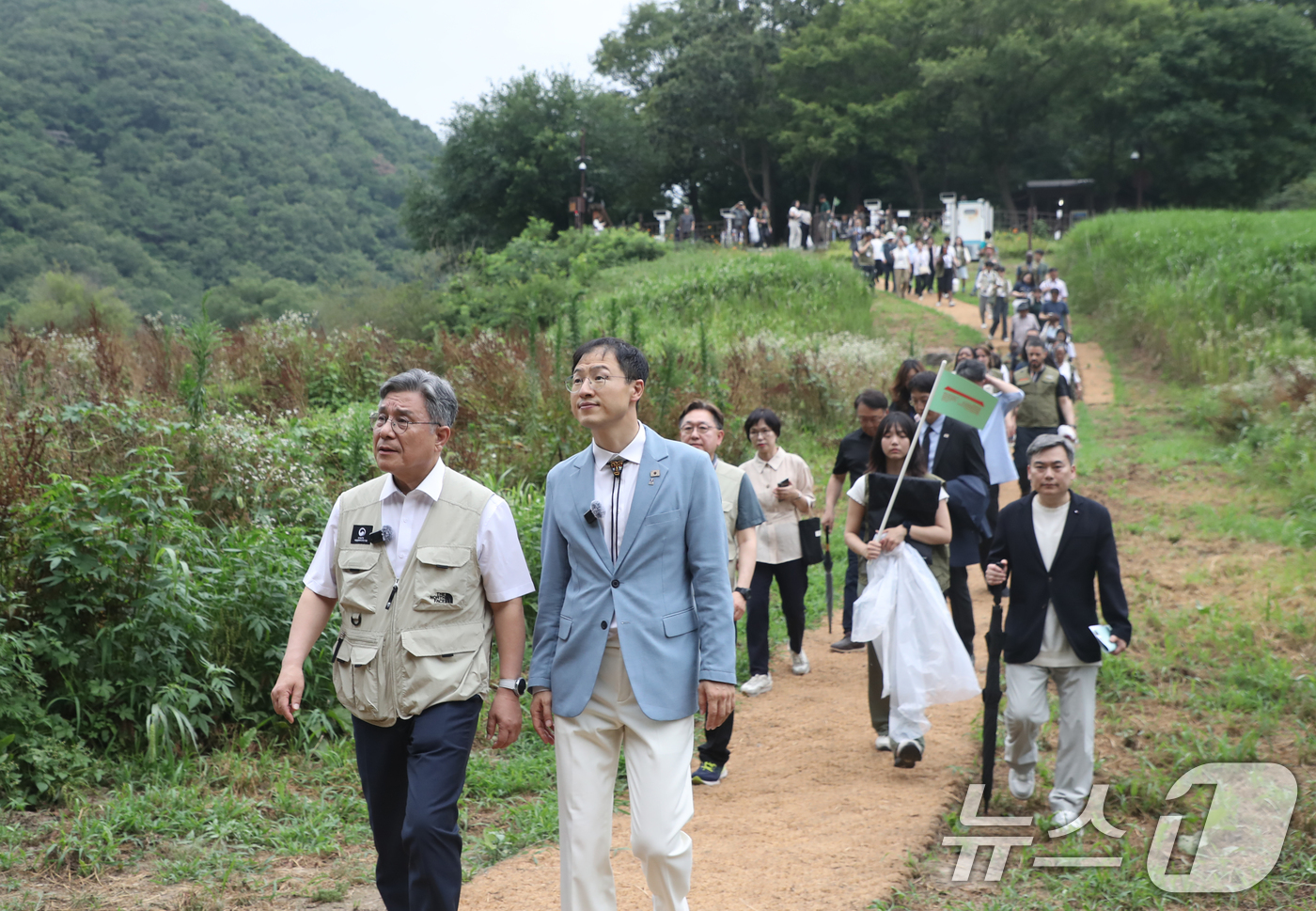 (울산=뉴스1) 조민주 기자 = 김상욱 울산시장과 허민 국가유산청장이 제8차 세계유산 현장관리자 포럼 참석자들과 함께 17일 울산 울주군 대곡리 반구대 암각화를 답사하고 있다. 2 …