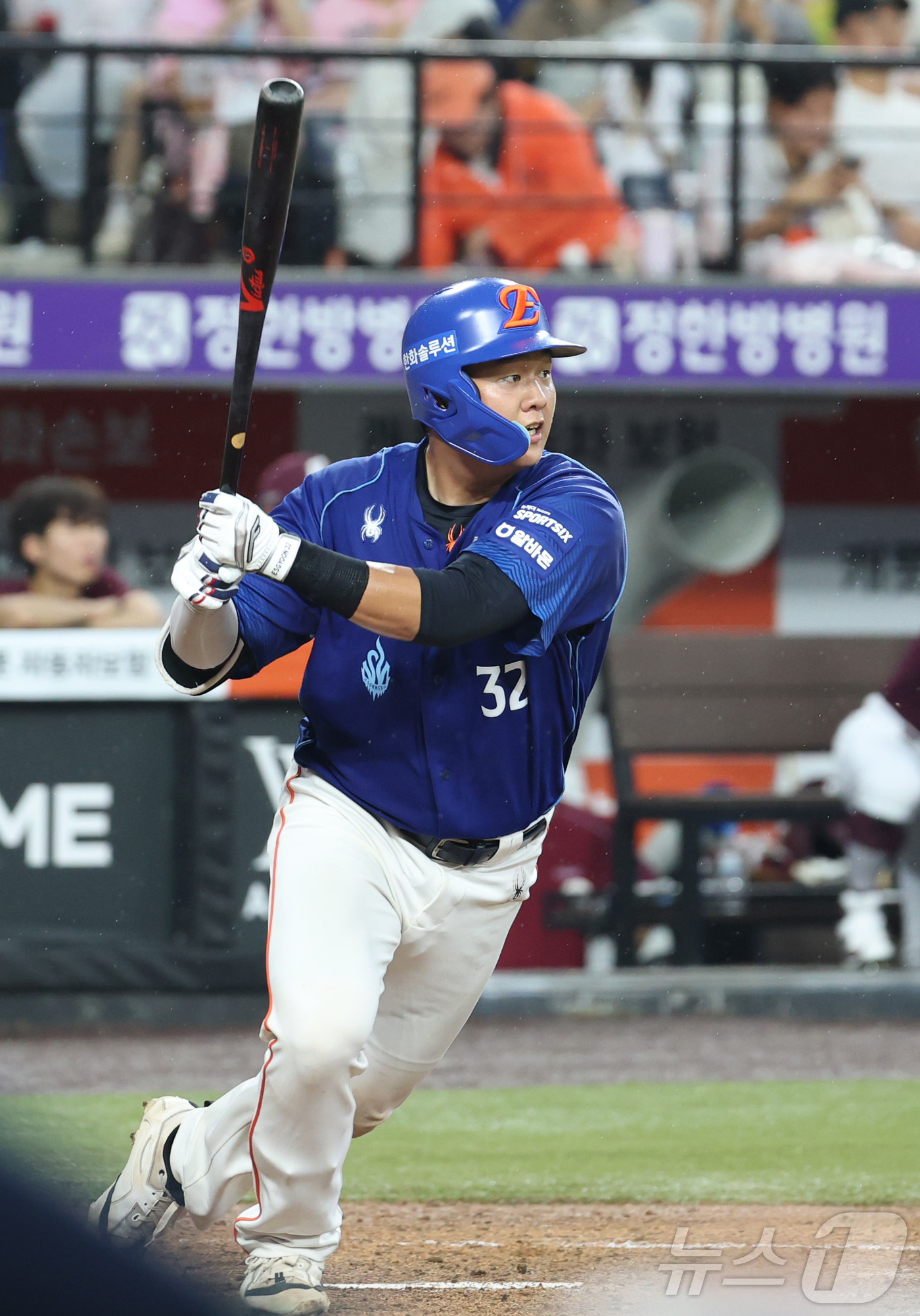 (대전=뉴스1) 김기남 기자 = 17일 대전 한화생명볼파크에서 열린 2026 신한 SOL KBO리그 키움 히어로즈와 한화 이글스의 경기에서 한화 장규현이 4회말 1타점 안타를 치고 …