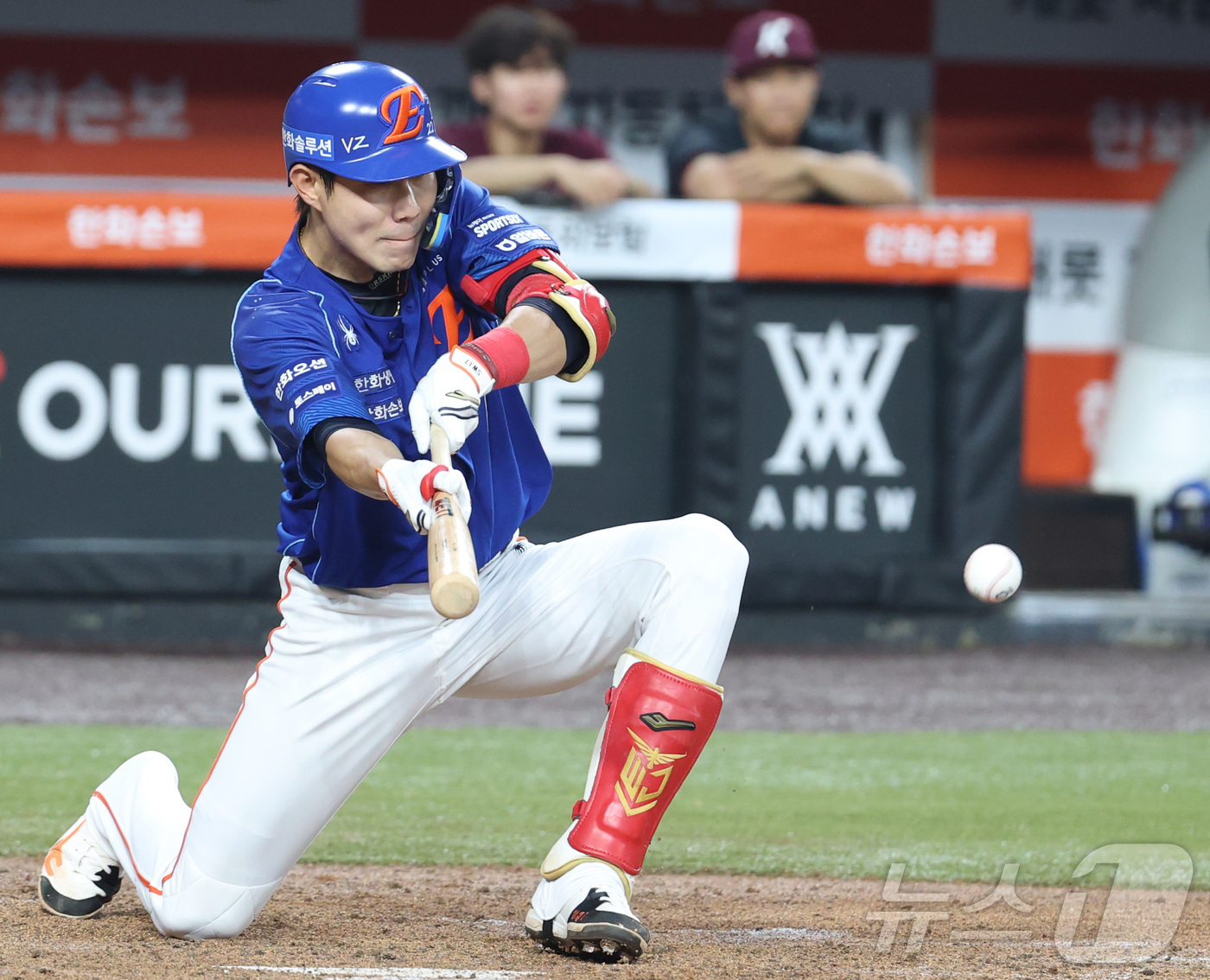 (대전=뉴스1) 김기남 기자 = 17일 대전 한화생명볼파크에서 열린 2026 신한 SOL KBO리그 키움 히어로즈와 한화 이글스의 경기에서 한화 심우준이 4회말 무사 1,2루에서 …