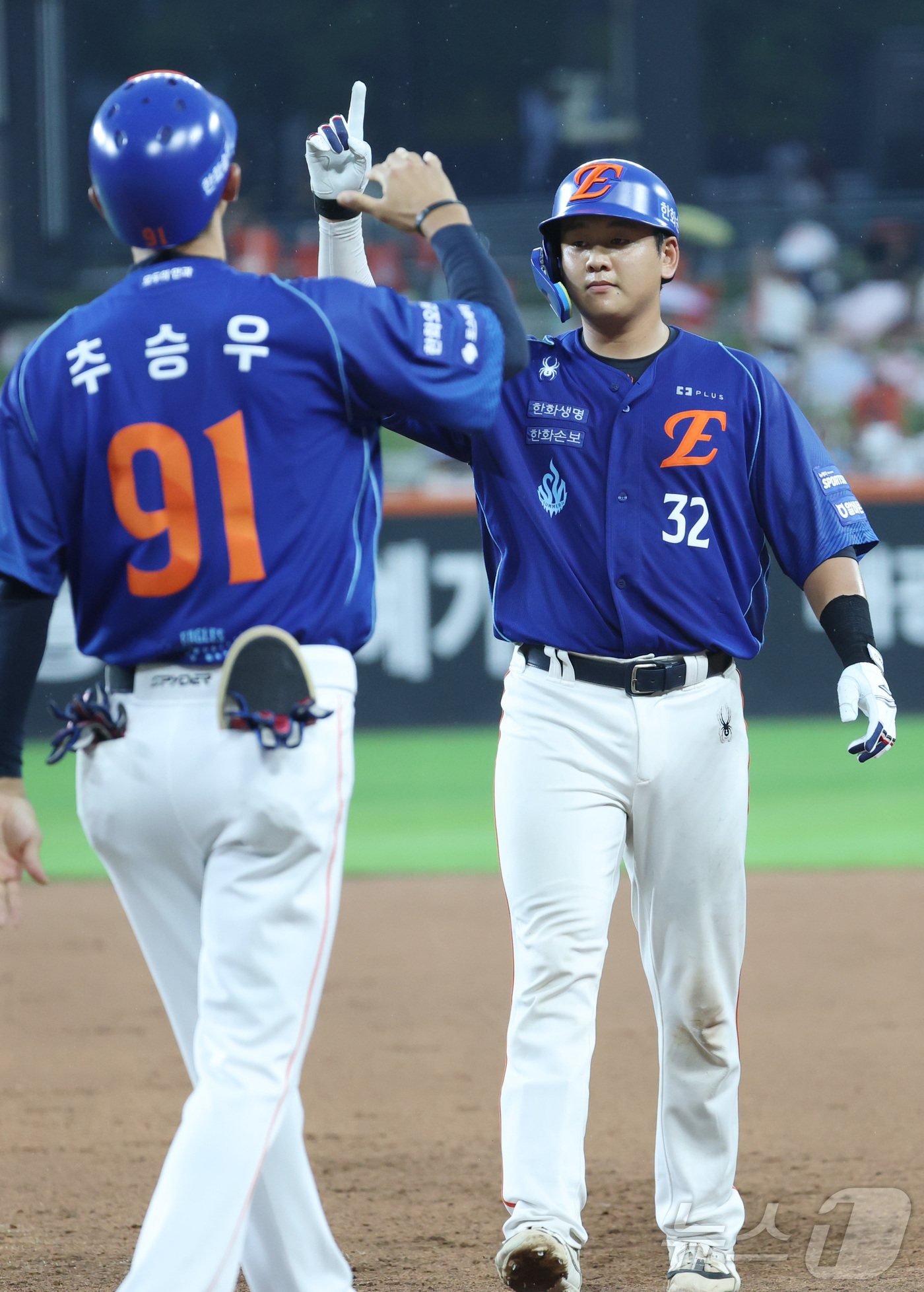 (대전=뉴스1) 김기남 기자 = 17일 대전 한화생명볼파크에서 열린 2026 신한 SOL KBO리그 키움 히어로즈와 한화 이글스의 경기에서 한화 장규현이 4회말 1타점 안타를 치고 …