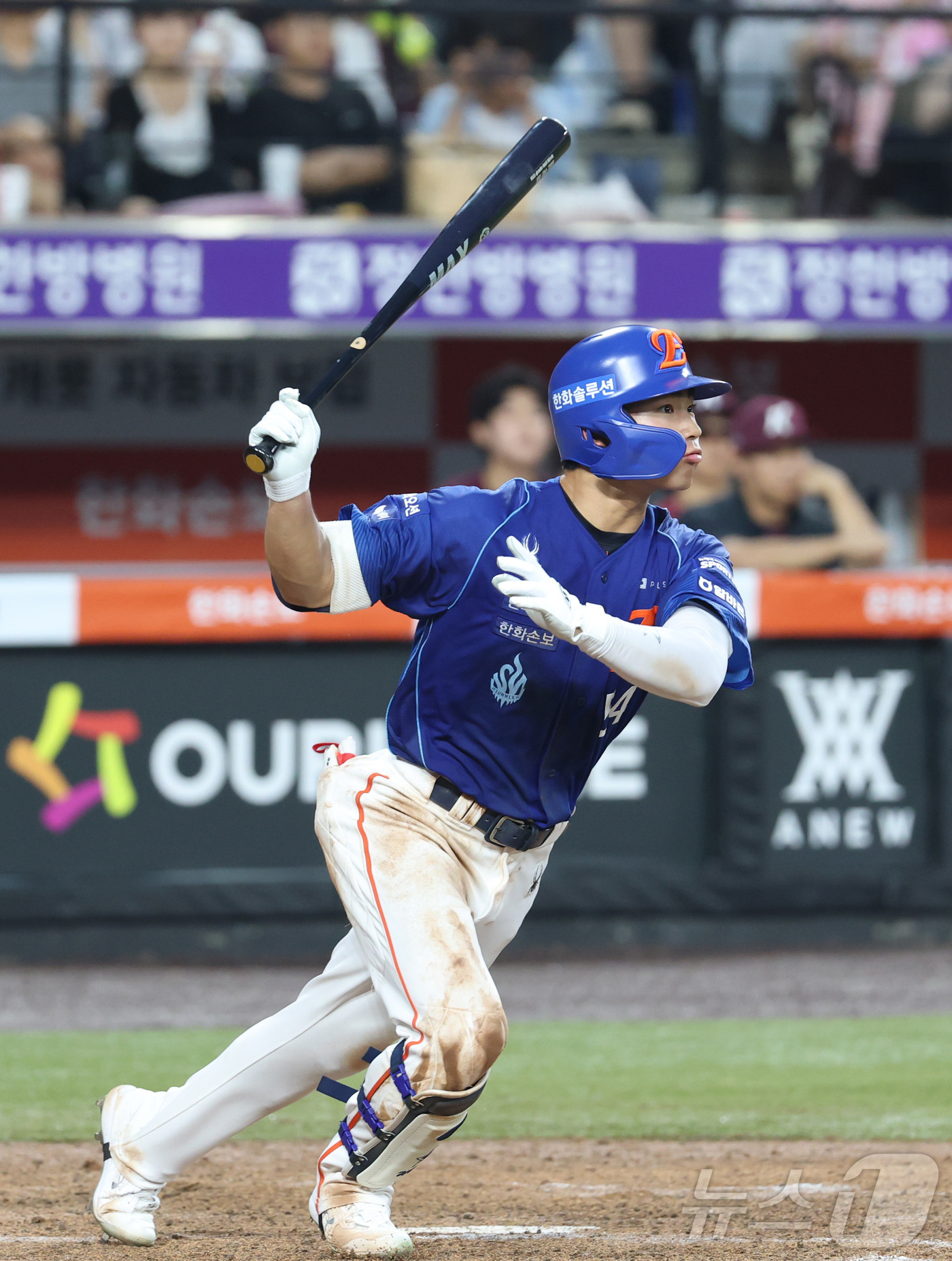 (대전=뉴스1) 김기남 기자 = 17일 대전 한화생명볼파크에서 열린 2026 신한 SOL KBO리그 키움 히어로즈와 한화 이글스의 경기에서 한화 오재원이 4회말 안타를 치고 있다. …