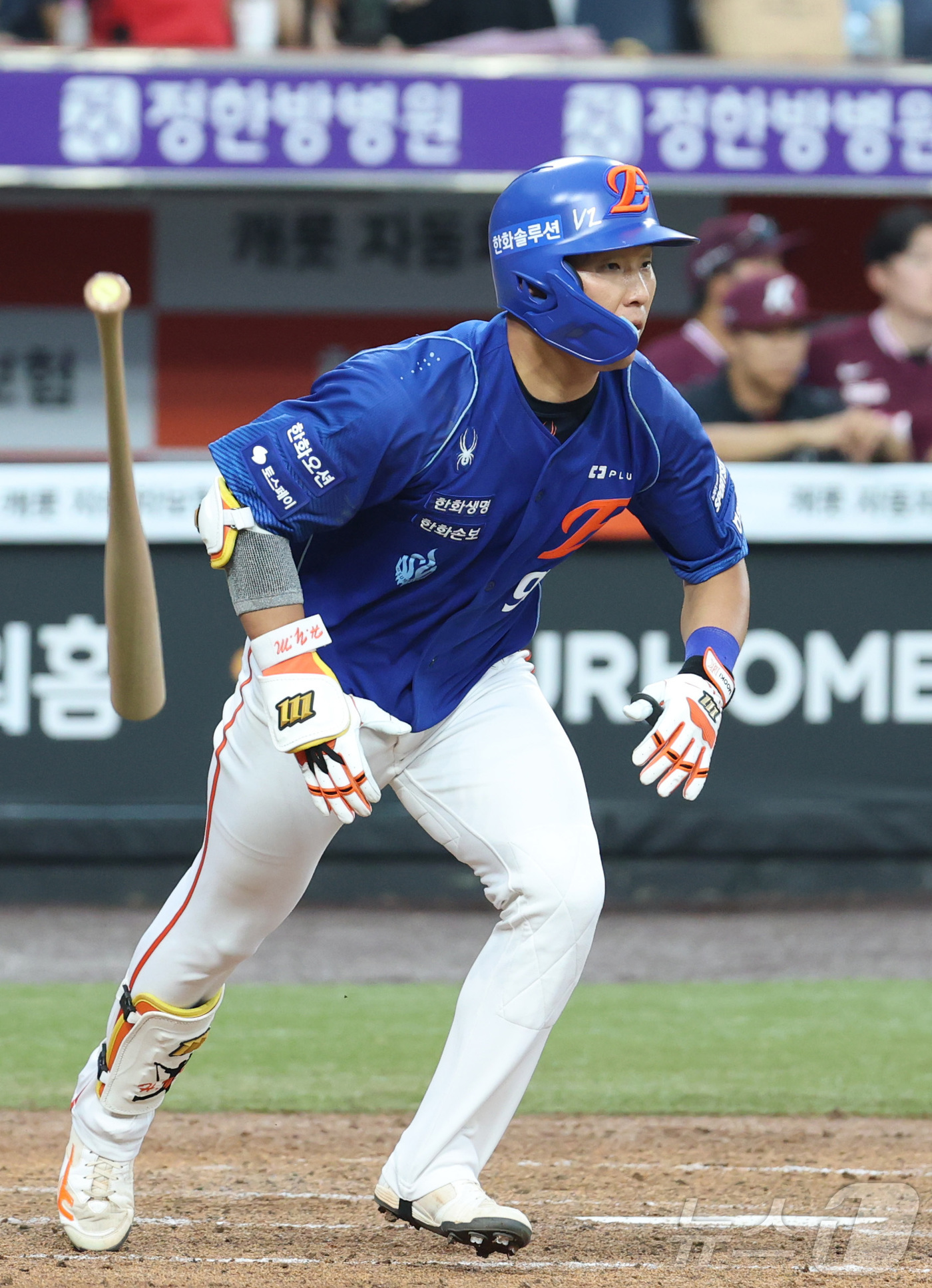(대전=뉴스1) 김기남 기자 = 17일 대전 한화생명볼파크에서 열린 2026 신한 SOL KBO리그 키움 히어로즈와 한화 이글스의 경기에서 한화 황영묵이 3회말 안타를 치고 있다. …