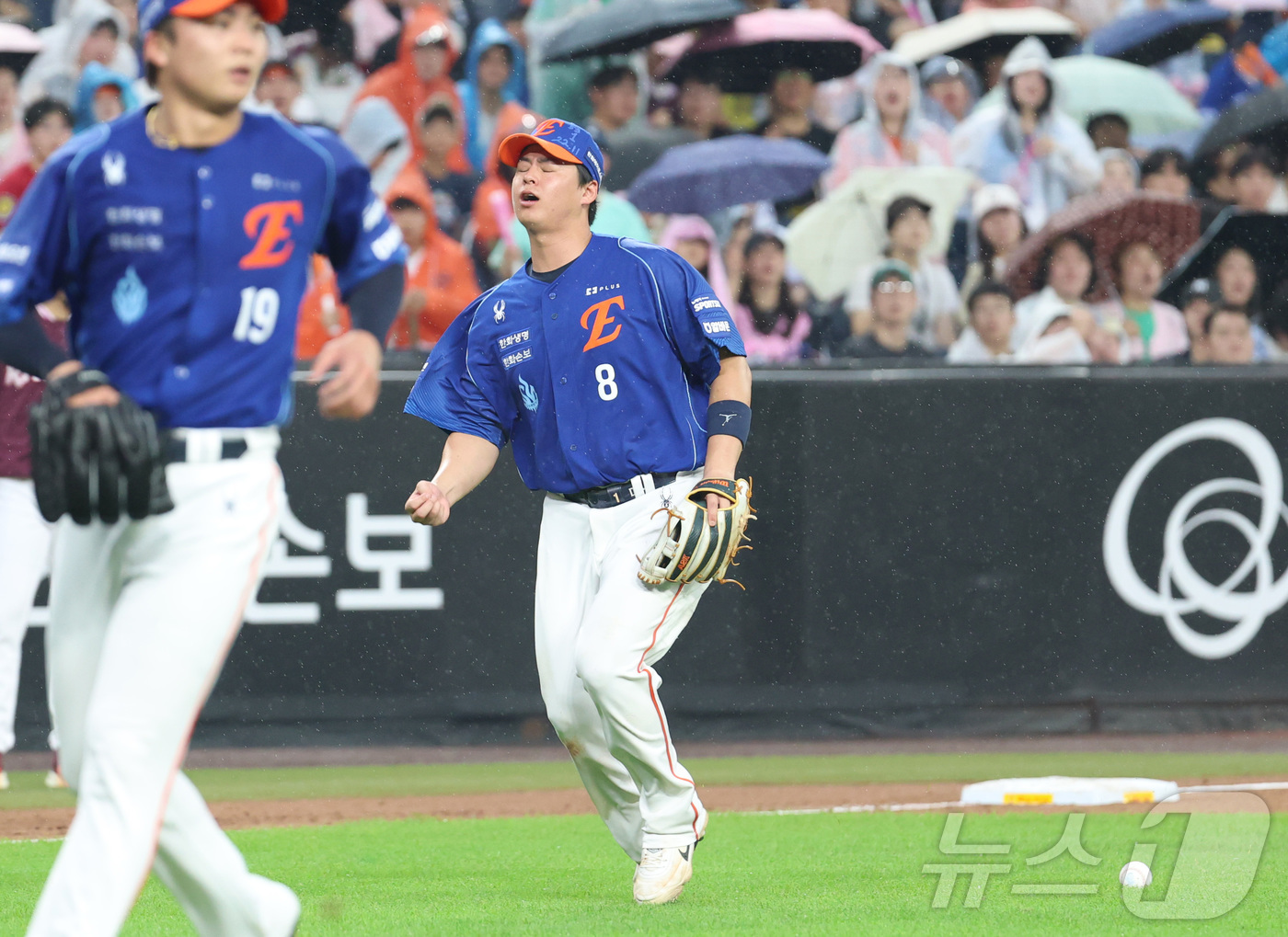 (대전=뉴스1) 김기남 기자 = 17일 대전 한화생명볼파크에서 열린 2026 신한 SOL KBO리그 키움 히어로즈와 한화 이글스의 경기에서 한화 노시환이 4회초 빗맞은 타구를 잡지 …