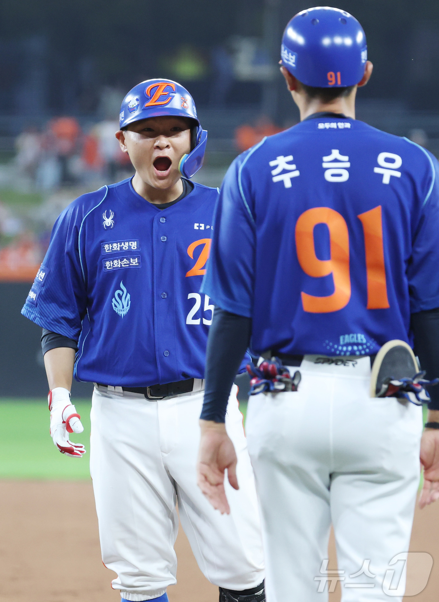(대전=뉴스1) 김기남 기자 = 17일 대전 한화생명볼파크에서 열린 2026 신한 SOL KBO리그 키움 히어로즈와 한화 이글스의 경기에서 한화 김태연이 4회말 무사 만루에서 2타 …