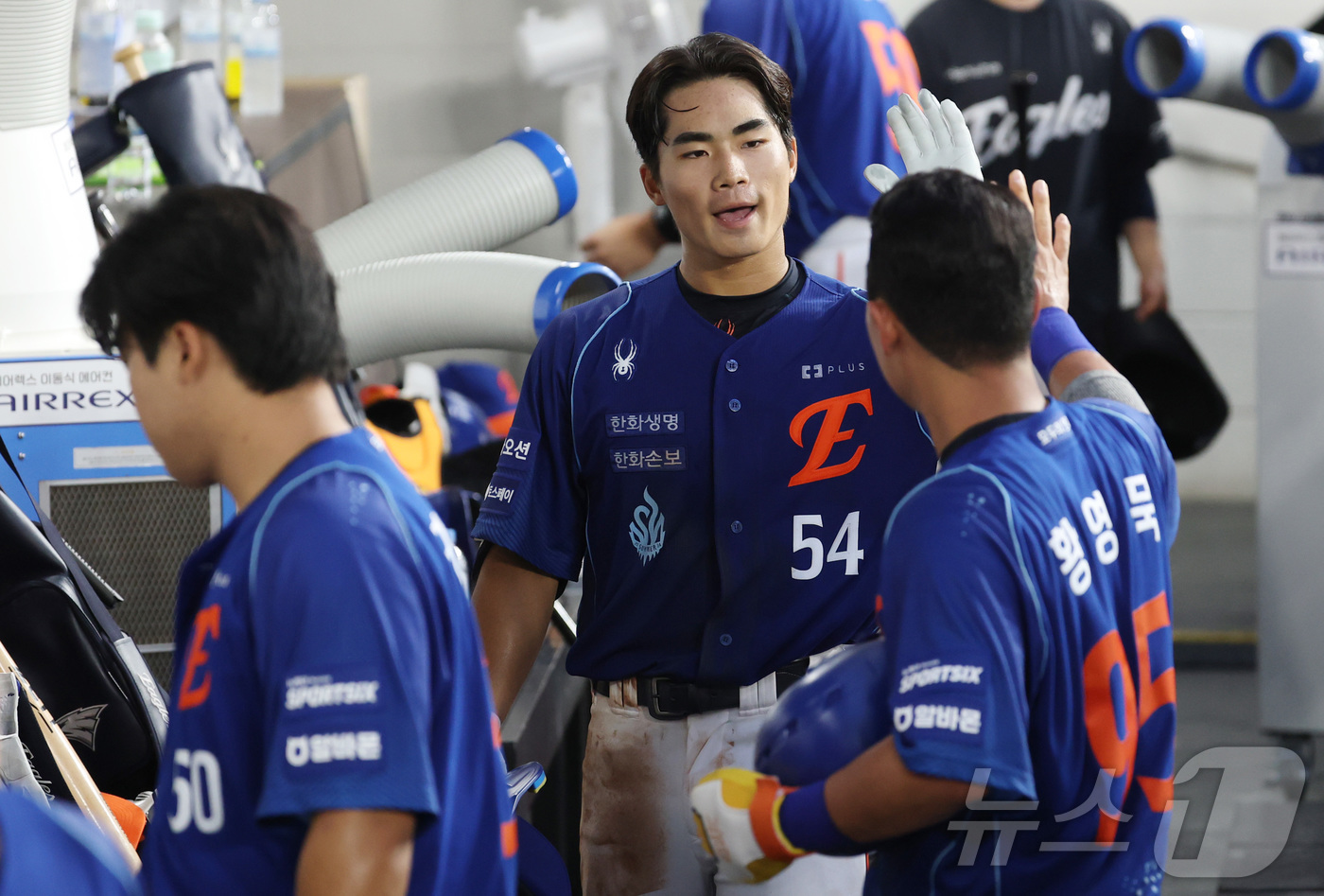 (대전=뉴스1) 김기남 기자 = 17일 대전 한화생명볼파크에서 열린 2026 신한 SOL KBO리그 키움 히어로즈와 한화 이글스의 경기에서 한화 오재원과 황영묵이 4회말 동점을 만 …