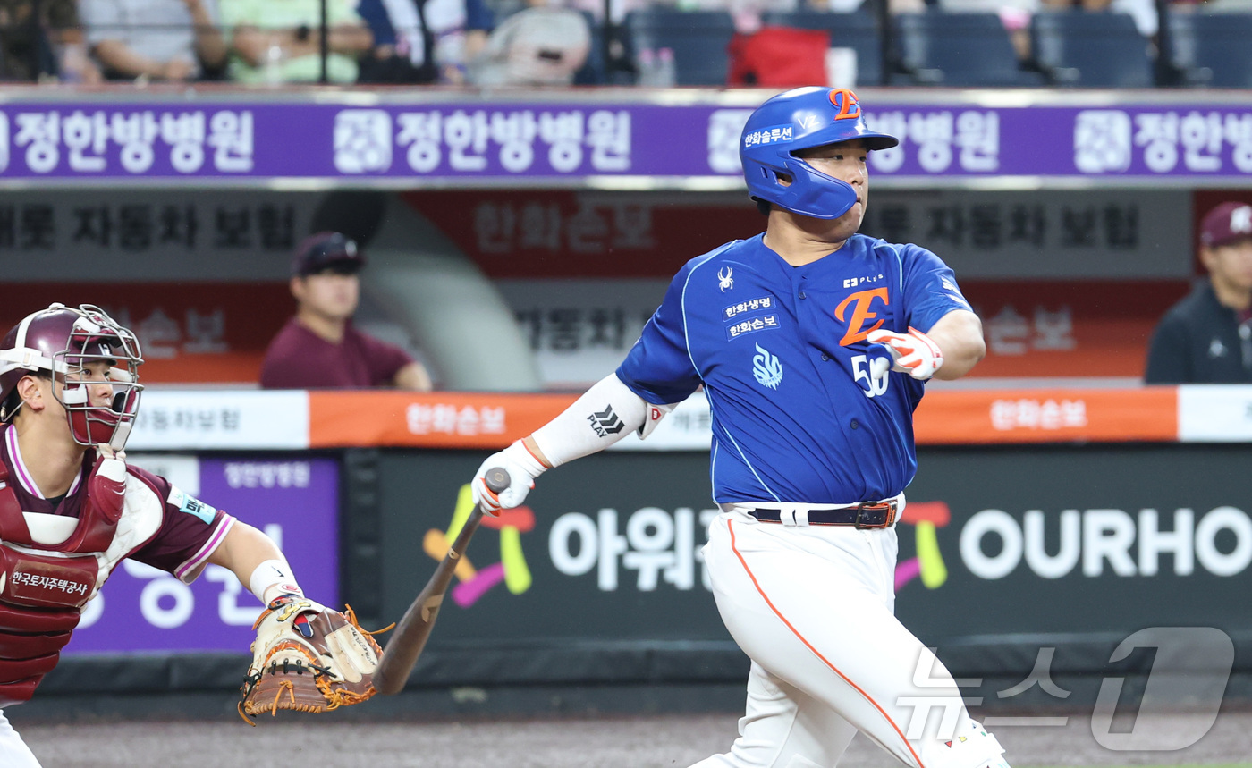 (대전=뉴스1) 김기남 기자 = 17일 대전 한화생명볼파크에서 열린 2026 신한 SOL KBO리그 키움 히어로즈와 한화 이글스의 경기에서 한화 강백호가 4회말 안타를 치고 있다. …
