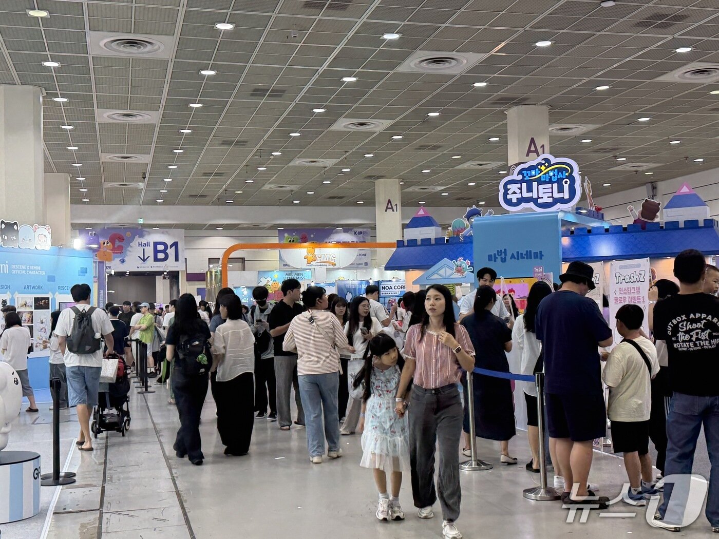 본문 이미지 - '캐릭터 라이선싱 페어 2026'과 '보드게임콘 2026'이 오는 19일까지 서울 강남구 코엑스 1층 A홀과 B1홀에서 열린다. 지난 16일 개막한 이번 행사에는 캐릭터 기업 186개사 443부스와 국내외 유명 보드게임 600여 종 전시·체험을 한자리에서 만날 수 있다.