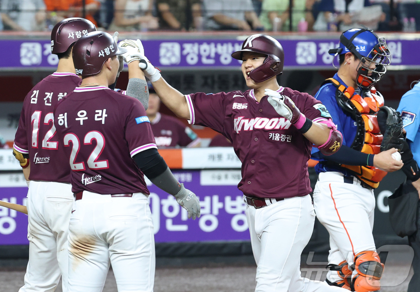 (대전=뉴스1) 김기남 기자 = 17일 대전 한화생명볼파크에서 열린 2026 신한 SOL KBO리그 키움 히어로즈와 한화 이글스의 경기에서 키움 박찬혁이 5회초 2점 홈런을 치며 …