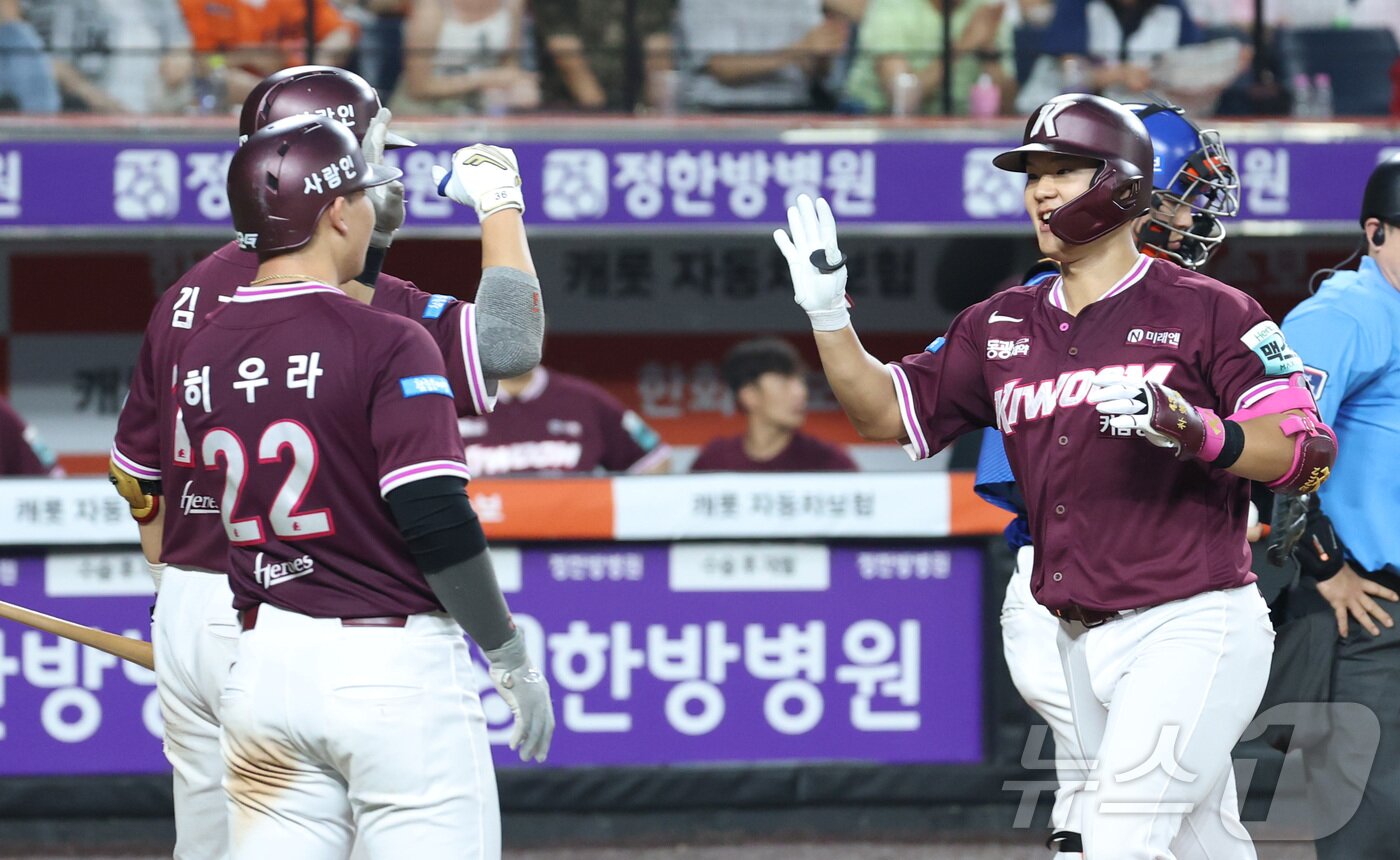 본문 이미지 - 17일 대전 한화생명볼파크에서 열린 2026 신한 SOL KBO리그 키움 히어로즈와 한화 이글스의 경기에서 키움 박찬혁이 5회초 2점 홈런을 치며 환호하고 있다. 2026.7.17 ⓒ 뉴스1 김기남 기자