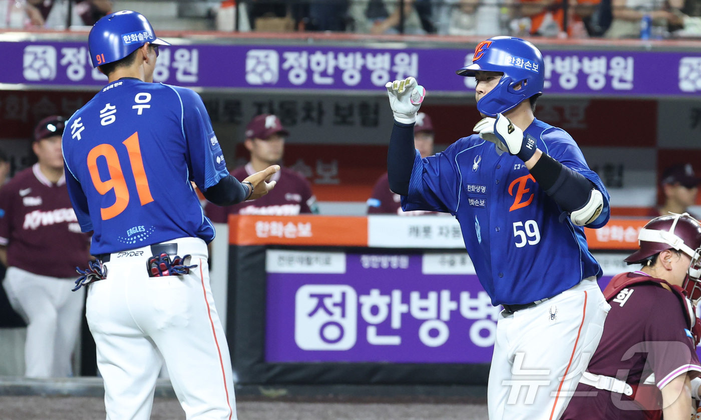 (대전=뉴스1) 김기남 기자 = 17일 대전 한화생명볼파크에서 열린 2026 신한 SOL KBO리그 키움 히어로즈와 한화 이글스의 경기에서 7회말 한화 허인서가 2점 홈런을 치며 …