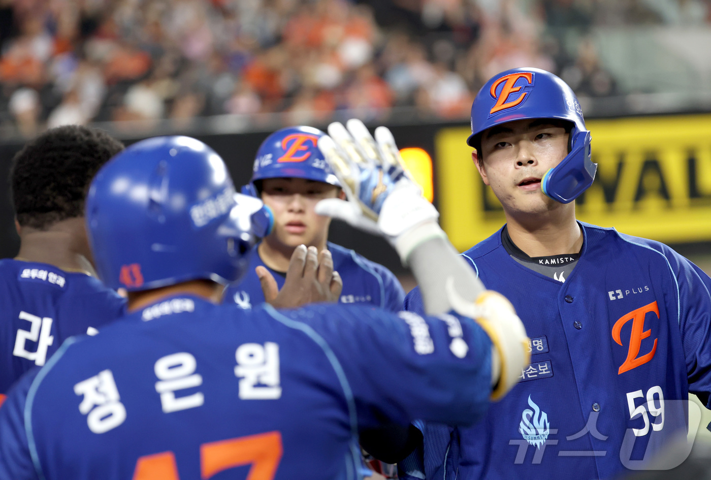 (대전=뉴스1) 김기남 기자 = 17일 대전 한화생명볼파크에서 열린 2026 신한 SOL KBO리그 키움 히어로즈와 한화 이글스의 경기에서 7회말 한화 허인서가 2점 홈런을 치며 …