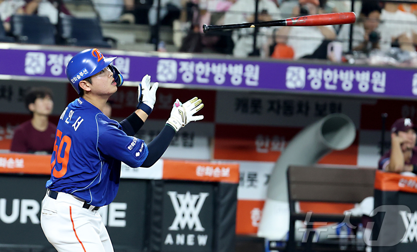 (대전=뉴스1) 김기남 기자 = 17일 대전 한화생명볼파크에서 열린 2026 신한 SOL KBO리그 키움 히어로즈와 한화 이글스의 경기에서 7회말 한화 허인서가 2점 홈런을 치고 …