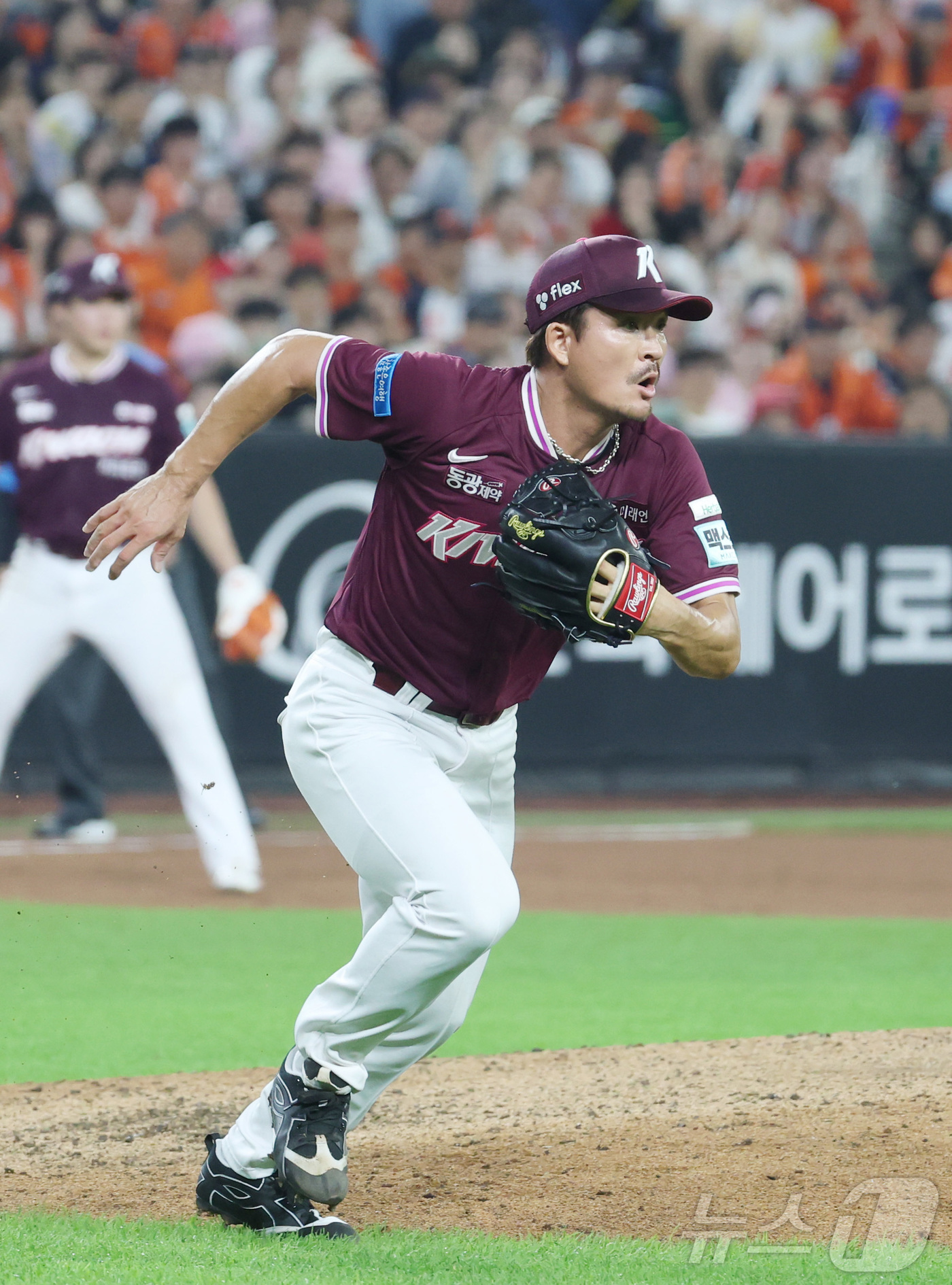 (대전=뉴스1) 김기남 기자 = 17일 대전 한화생명볼파크에서 열린 2026 신한 SOL KBO리그 키움 히어로즈와 한화 이글스의 경기에서 8회말 키움 원종현 투수가 수비하고  있 …