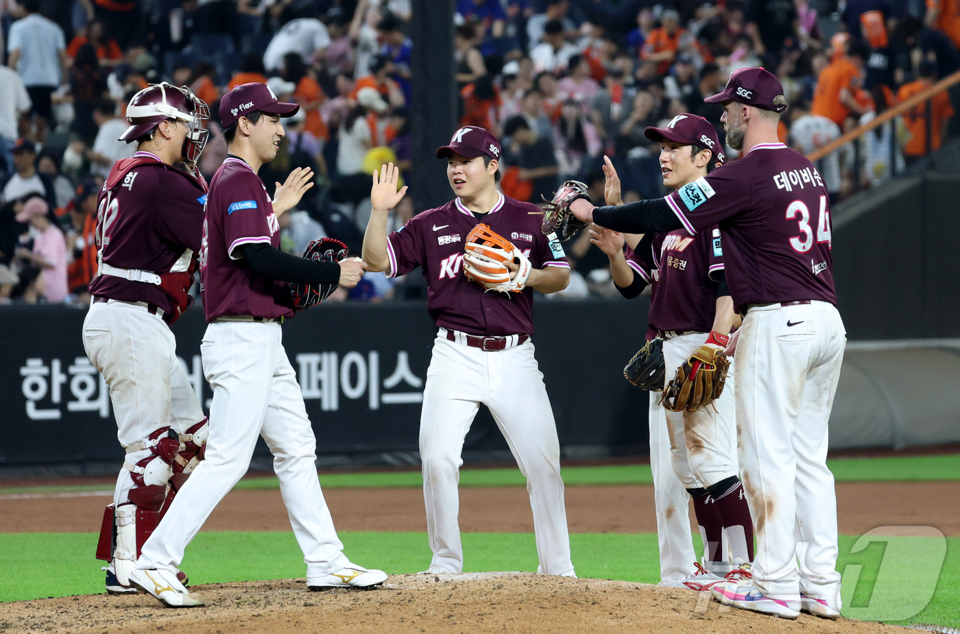 (대전=뉴스1) 김기남 기자 = 17일 대전 한화생명볼파크에서 열린 2026 신한 SOL KBO리그 키움 히어로즈와 한화 이글스의 경기에서 키움이 7대6 승리하며 선수들이 하이파이 …