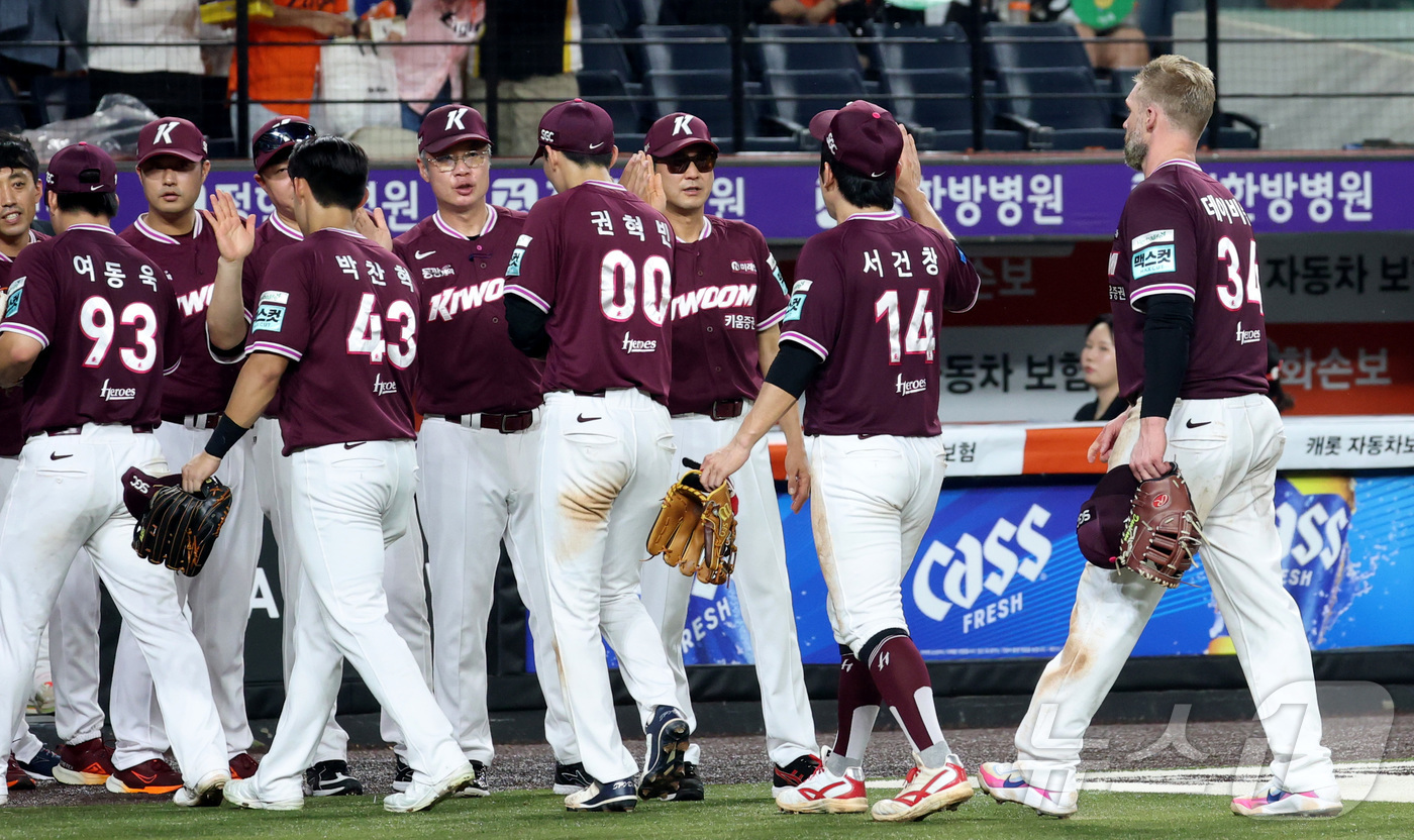 (대전=뉴스1) 김기남 기자 = 17일 대전 한화생명볼파크에서 열린 2026 신한 SOL KBO리그 키움 히어로즈와 한화 이글스의 경기에서 키움이 7대6 승리하며 선수들이 하이파이 …
