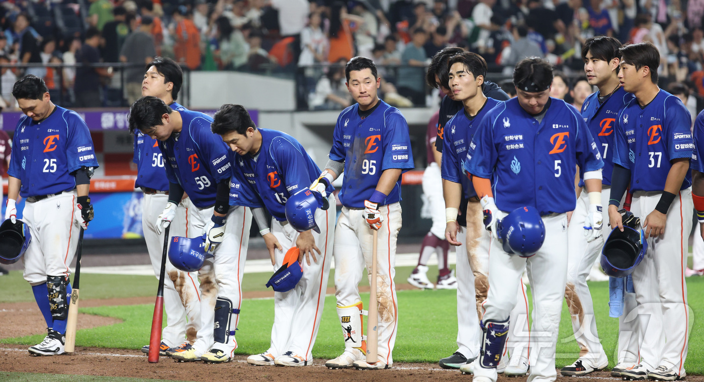 (대전=뉴스1) 김기남 기자 = 17일 대전 한화생명볼파크에서 열린 2026 신한 SOL KBO리그 키움 히어로즈와 한화 이글스의 경기에서 한화가 7대6 패배하며 인사하고 있다. …