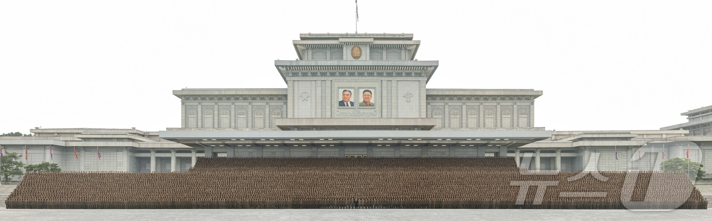 (평양 노동신문=뉴스1) = 북한 노동당 기관지 노동신문은 김정은 노동당 총비서가 17일 사회주의 건설의 주요 전구들에서 빛나는 노력적 위훈을 세우고있는 모범적인 건설공병부대 지휘 …