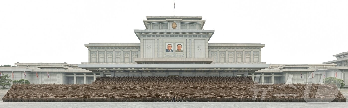 본문 이미지 - (평양 노동신문=뉴스1) = 북한 노동당 기관지 노동신문은 김정은 노동당 총비서가 17일 사회주의 건설의 주요 전구들에서 빛나는 노력적 위훈을 세우고있는 모범적인 건설공병부대 지휘관, 병사들을 만나시고 기념사진을 찍으시였다"라고 18일 보도했다. [국내에서만 사용가능. 재배포 금지. DB 금지. For Use Only in the Republic of Korea. Redistribution Prohibited] rodongphoto@news1.kr