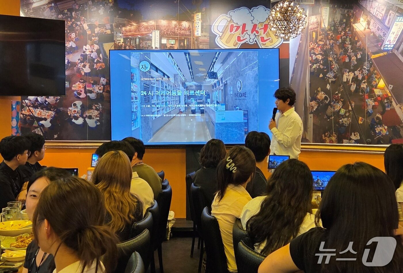 본문 이미지 - 김예원 더케어동물의료센터 원장이 11일 수의대생과 대화를 하고 있다. ⓒ 뉴스1 최서윤 기자