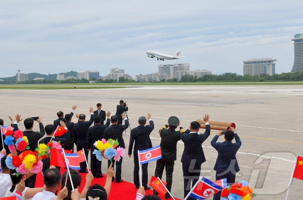 (평양 노동신문=뉴스1) = 북한 노동당 기관지 노동신문은 18일 북중 우호조약 체결 65주년을 계기로 북한을 방문한 왕후닝 중국인민정치협상회의(정협) 전국위원회 주석이 사흘간의 …