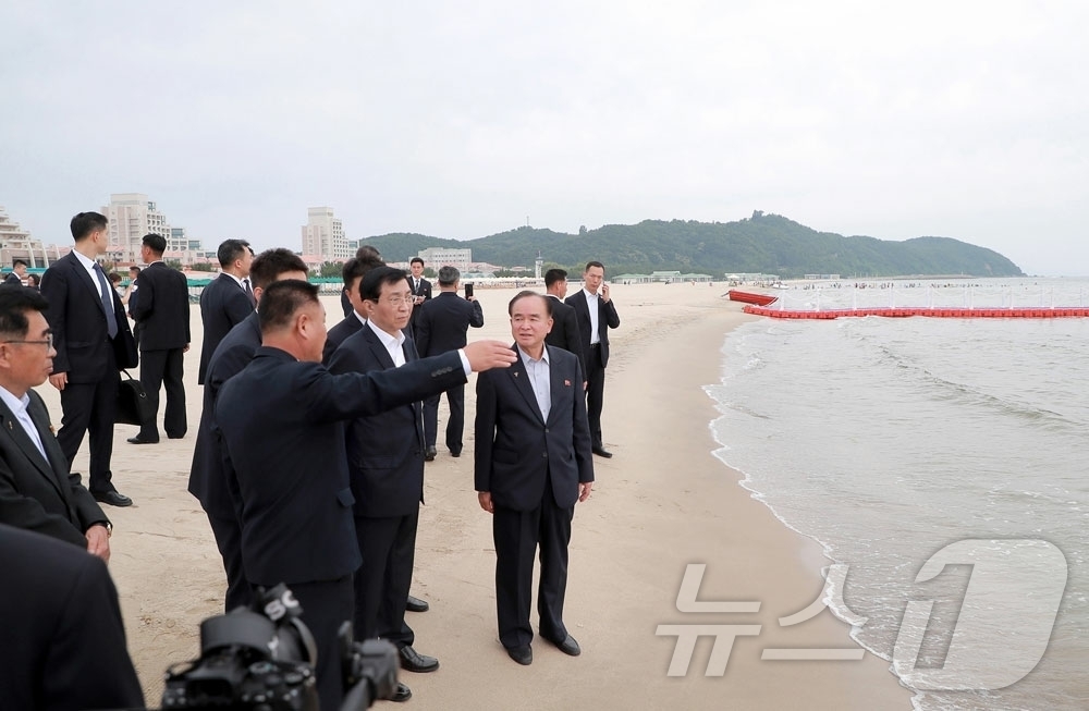 (평양 노동신문=뉴스1) = 북한 노동당 기관지 노동신문은 18일 왕후닝 중국인민정치협상회의(정협) 전국위원회 주석을 단장으로 하는 중국 당·정부 대표단이 전날 원산갈마해안관광지구 …
