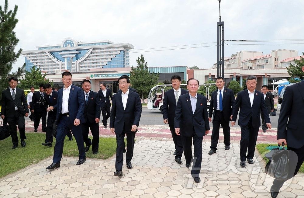 (평양 노동신문=뉴스1) = 북한 노동당 기관지 노동신문은 18일 왕후닝 중국인민정치협상회의(정협) 전국위원회 주석을 단장으로 하는 중국 당·정부 대표단이 전날 원산갈마해안관광지구 …