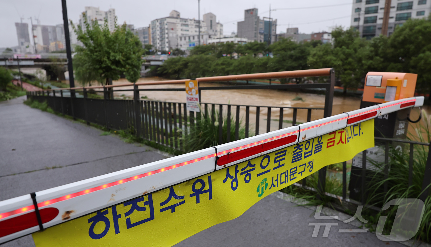 (서울=뉴스1) 김성진 기자 = 새벽부터 수도권에 집중호우가 내린 18일 서울 은평구 불광천 산책로가 통제되고 있다. 2026.7.18/뉴스1
