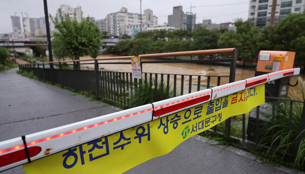 집중호우에 출입 통제된 불광천 산책로