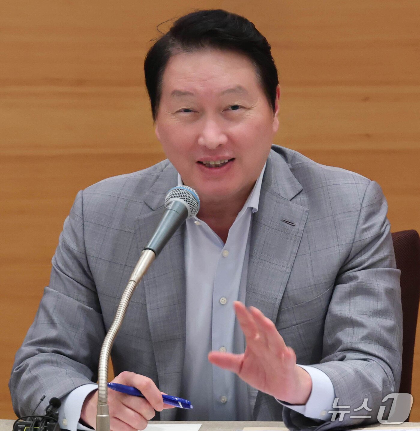본문 이미지 - 최태원 대한상공회의소 회장(SK그룹 회장)이  제49회 대한상공회의소 제주포럼에서 열린 기자간담회에서 발언하고 있다. (사진제공 = 대한상공회의소) 