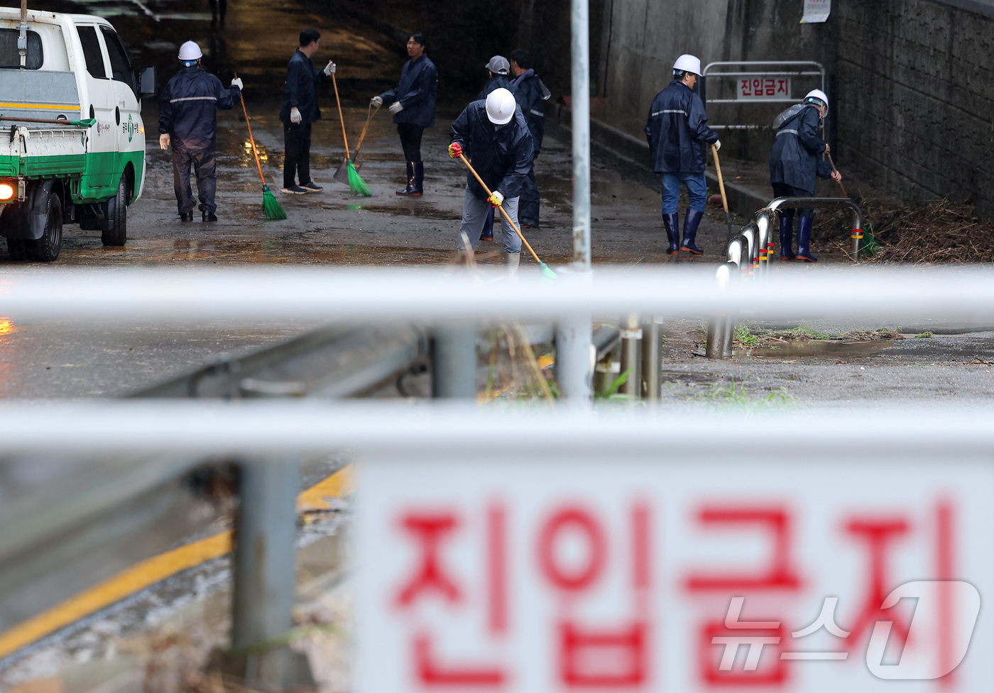 (서울=뉴스1) 김성진 기자 = 새벽부터 수도권에 집중호우가 내린 18일 서울 서대문구 증산교 인근에서 경찰과 구청 관계자들이 도로 정비를 하고 있다. 2026.7.18/뉴스1