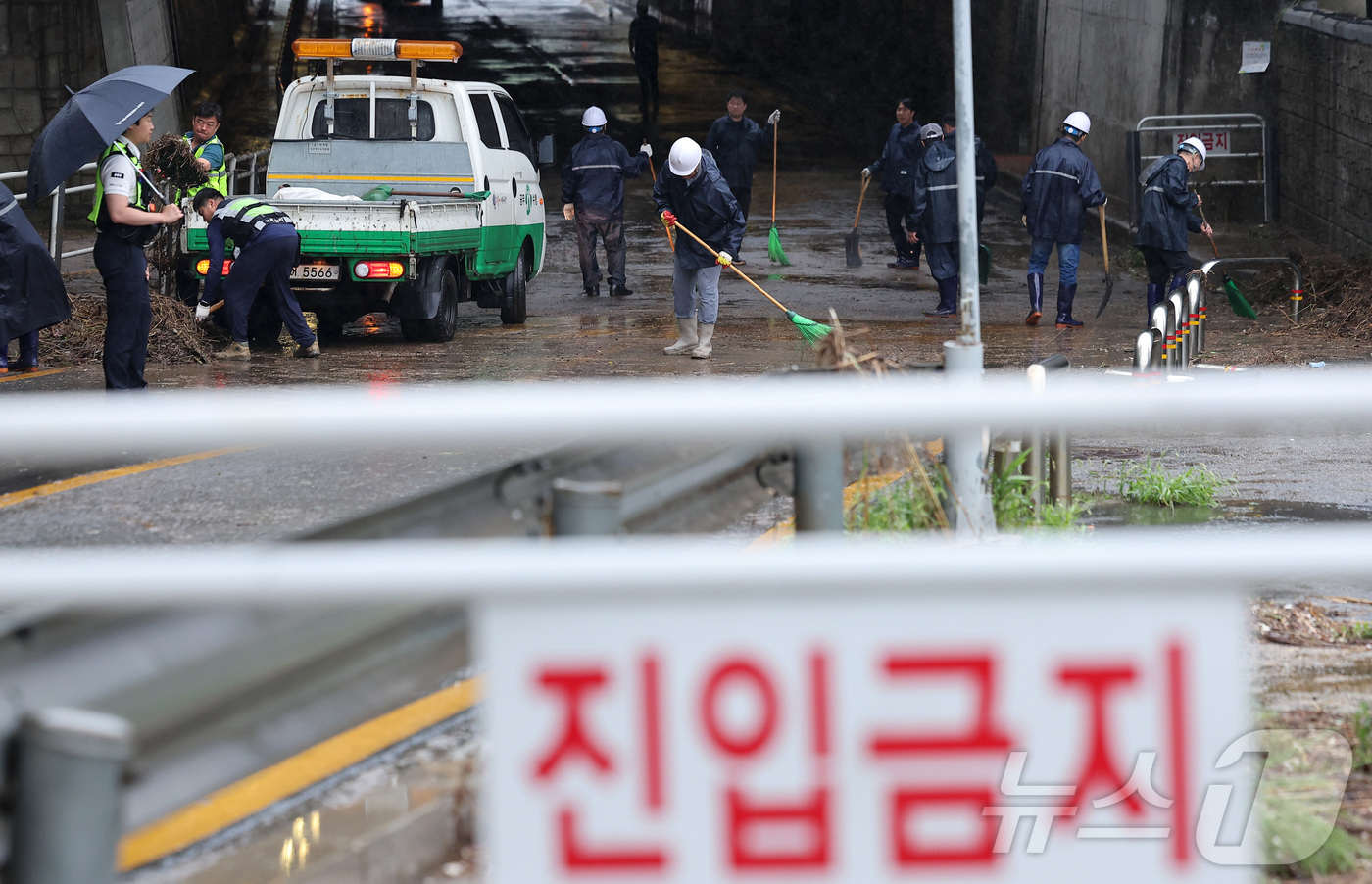 (서울=뉴스1) 김성진 기자 = 새벽부터 수도권에 집중호우가 내린 18일 서울 서대문구 증산교 인근에서 경찰과 구청 관계자들이 도로 정비를 하고 있다. 2026.7.18/뉴스1