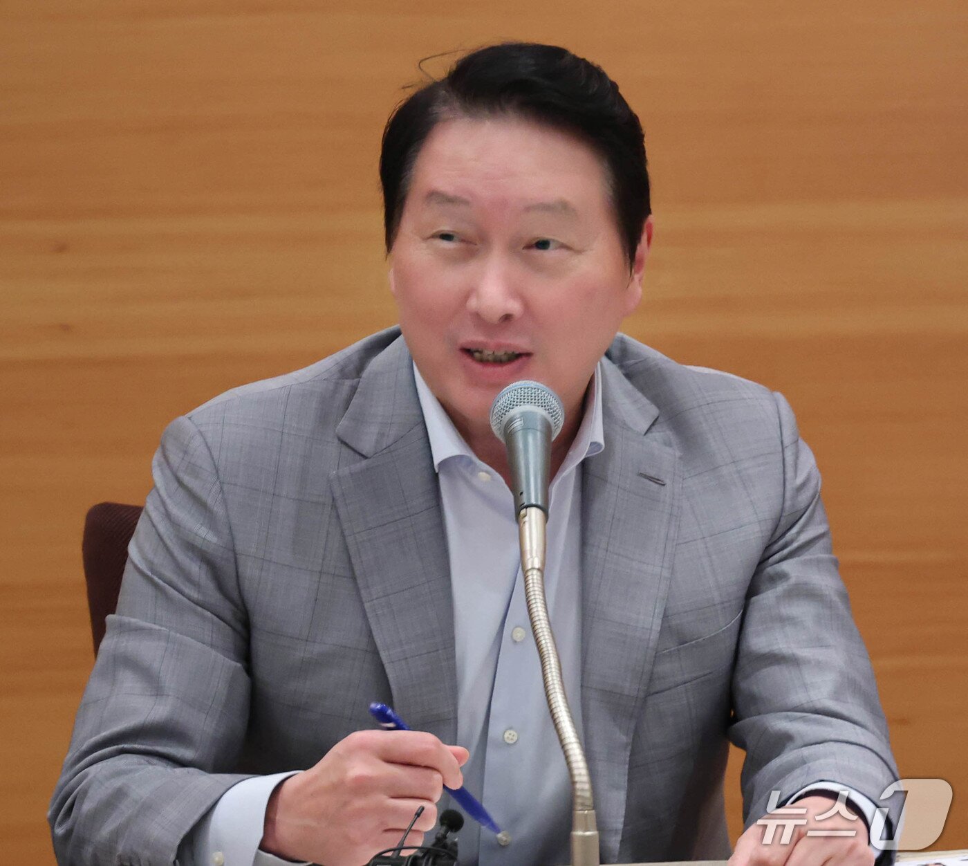 본문 이미지 -  최태원 대한상공회의소 회장(SK그룹 회장)이  제49회 대한상공회의소 제주포럼에서 열린 기자간담회에서 발언하고 있다. (사진제공 = 대한상공회의소) 