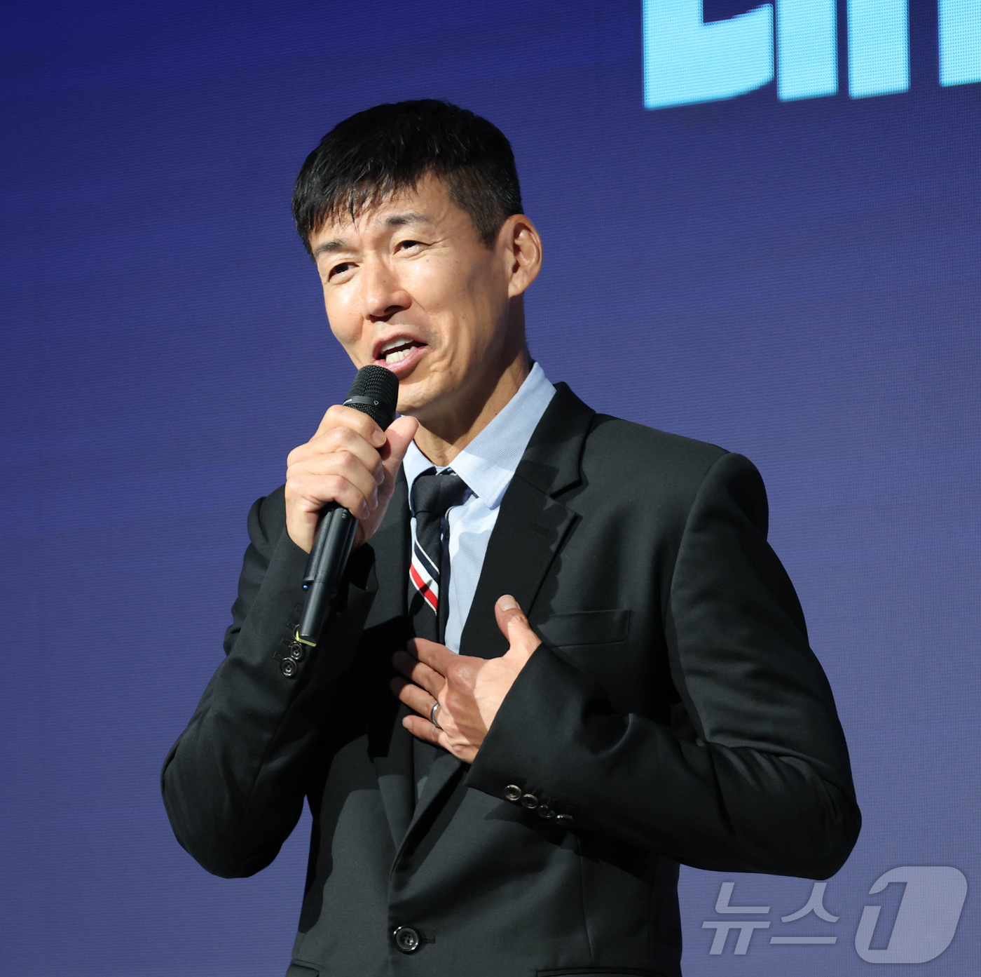 (서울=뉴스1) = 가수 션이 18일 제주 서귀포시 신라호텔에서 열린 ‘제49회 대한상의 제주포럼’에서 '지금은 선물이다'라는 주제로 강연하고 있다. (대한상공회의소 제공. 재판매 …