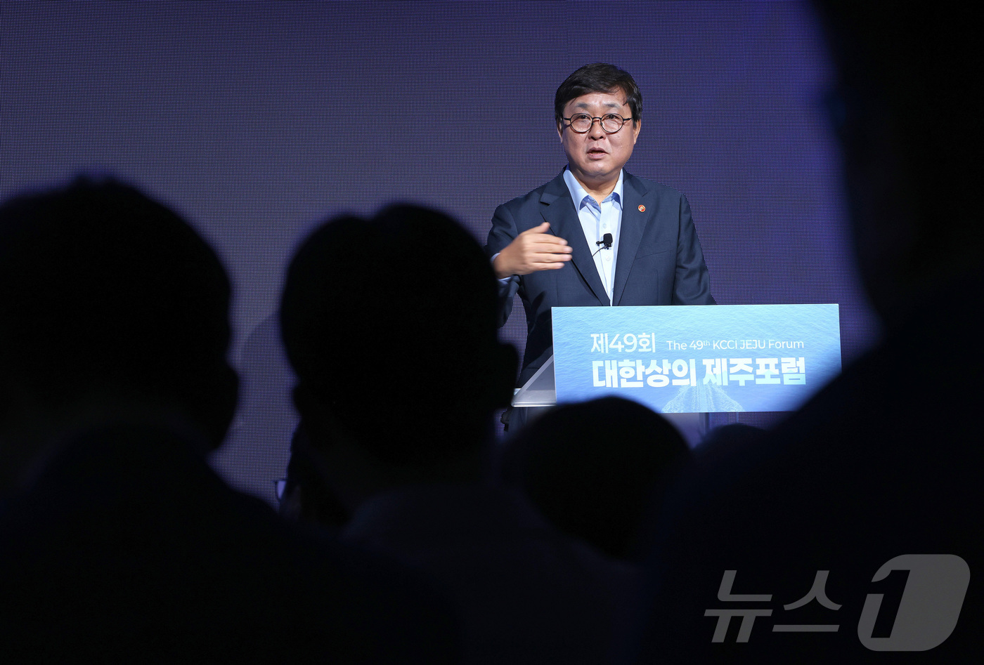 (서울=뉴스1) = 최휘영 문화체육관광부 장관이 18일 제주 서귀포시 신라호텔에서 열린 ‘제49회 대한상의 제주포럼’에서 K-컬쳐산업 정책방향에 대해 강연하고 있다. (문화체육관광 …