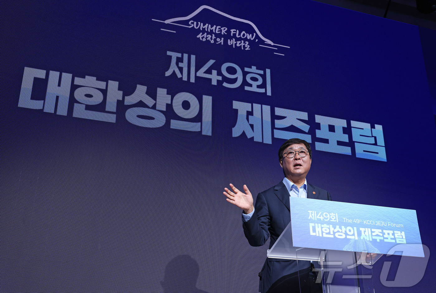 (서울=뉴스1) = 최휘영 문화체육관광부 장관이 18일 제주 서귀포시 신라호텔에서 열린 ‘제49회 대한상의 제주포럼’에서 K-컬쳐산업 정책방향에 대해 강연하고 있다. (문화체육관광 …
