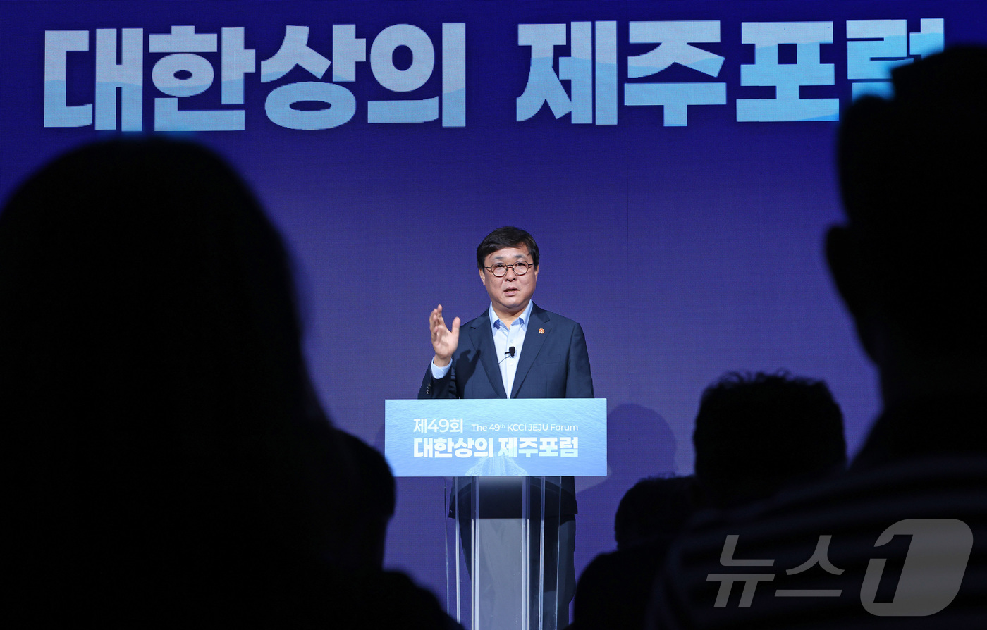 (서울=뉴스1) = 최휘영 문화체육관광부 장관이 18일 제주 서귀포시 신라호텔에서 열린 ‘제49회 대한상의 제주포럼’에서 K-컬쳐산업 정책방향에 대해 강연하고 있다. (문화체육관광 …