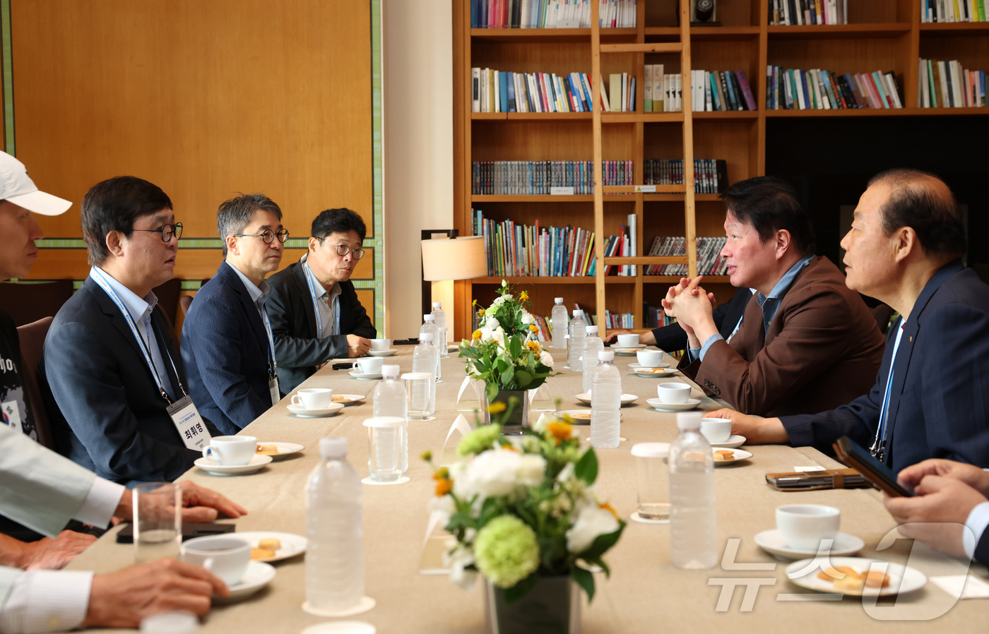 (서울=뉴스1) = 최휘영 문화체육관광부 장관과 최태원 대한상공회의소 회장이 18일 제주 서귀포시 신라호텔에서 열린 ‘제49회 대한상의 제주포럼’에서 차담회를 하고 있다. (문화체 …