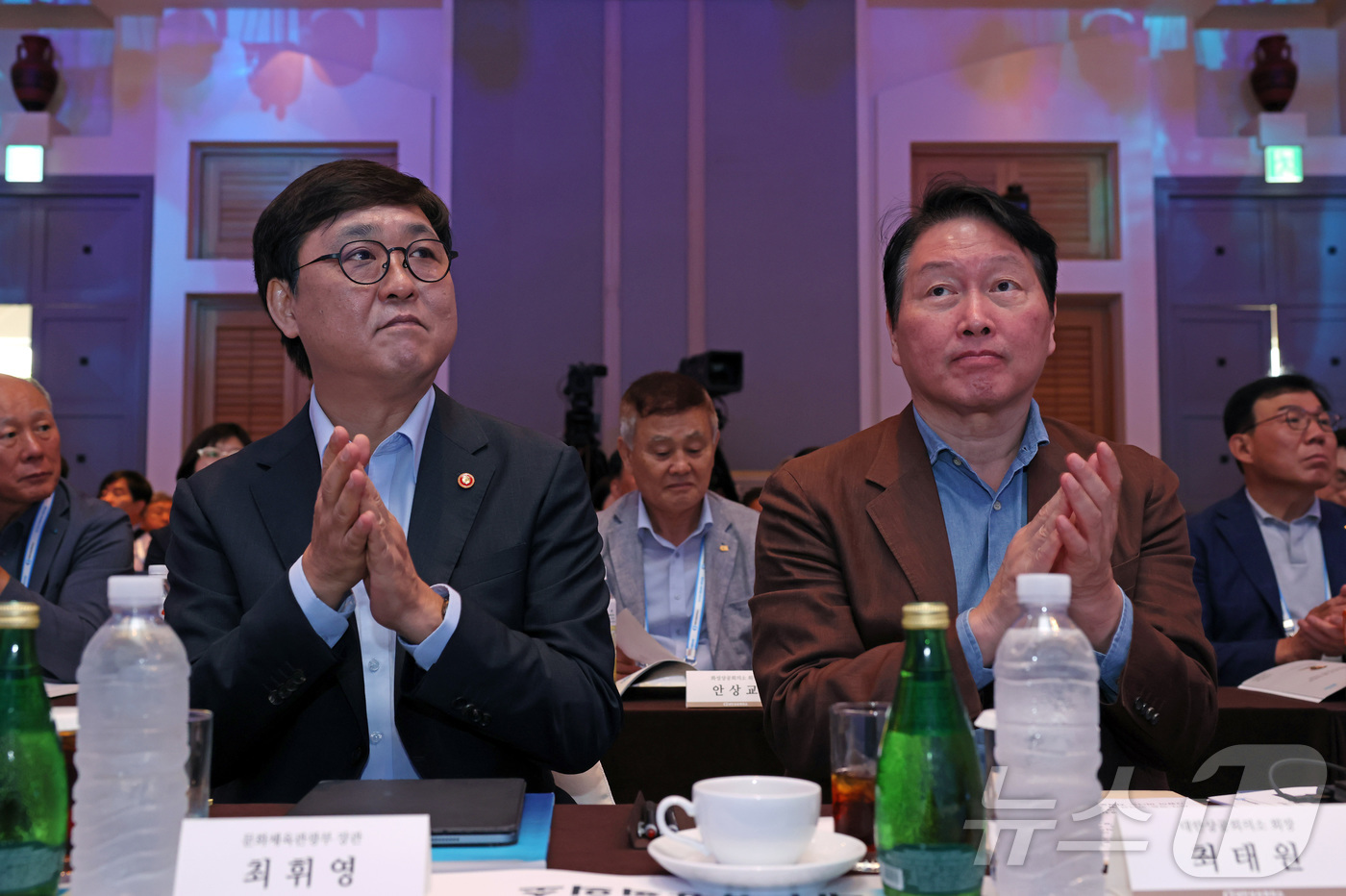 (서울=뉴스1) = 최휘영 문화체육관광부 장관(왼쪽)과 최태원 대한상공회의소 회장이 18일 제주 서귀포시 신라호텔에서 열린 ‘제49회 대한상의 제주포럼’에서 박수치고 있다. (문화 …