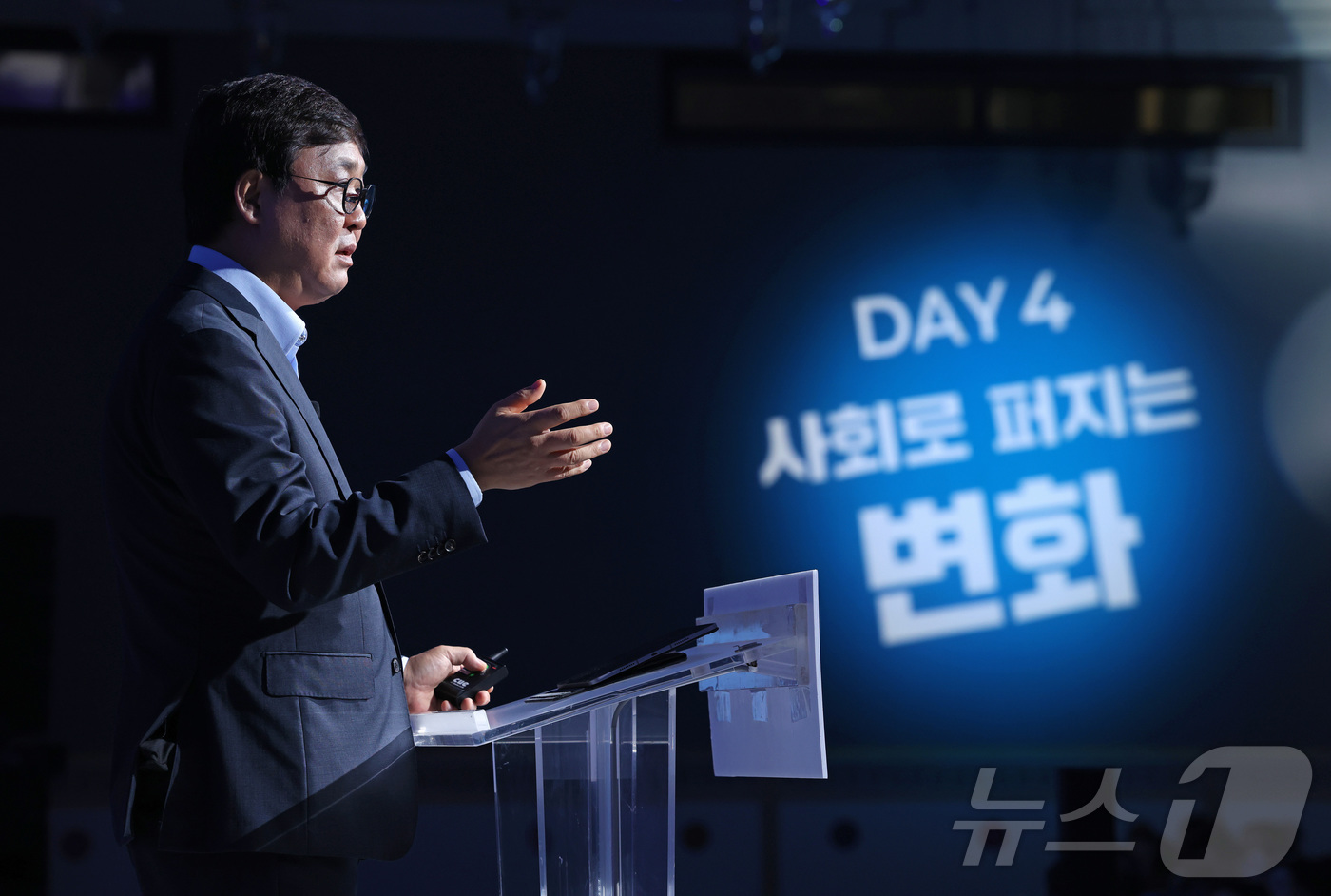(서울=뉴스1) = 최휘영 문화체육관광부 장관이 18일 제주 서귀포시 신라호텔에서 열린 ‘제49회 대한상의 제주포럼’에서 K-컬쳐산업 정책방향에 대해 강연하고 있다. (문화체육관광 …