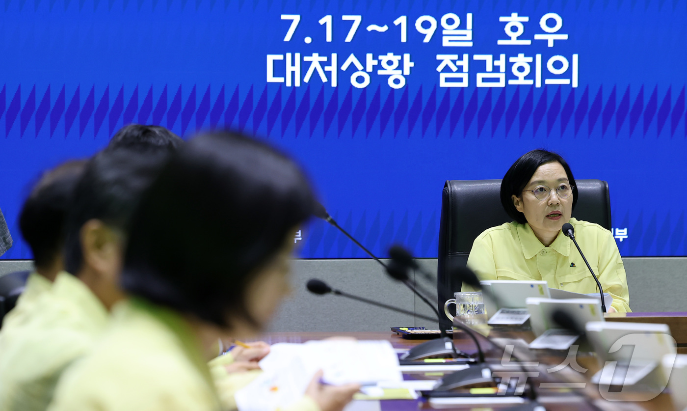 (서울=뉴스1) 김성진 기자 = 한성숙 국무총리가 18일 서울 종로구 정부서울청사 서울상황센터에서 열린 호우 대처상황 점검회의에서 모두발언을 하고 있다. 2026.7.18/뉴스1