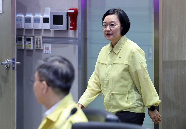 호우 대처상황 점검회의 참석하는 한성숙 국무총리