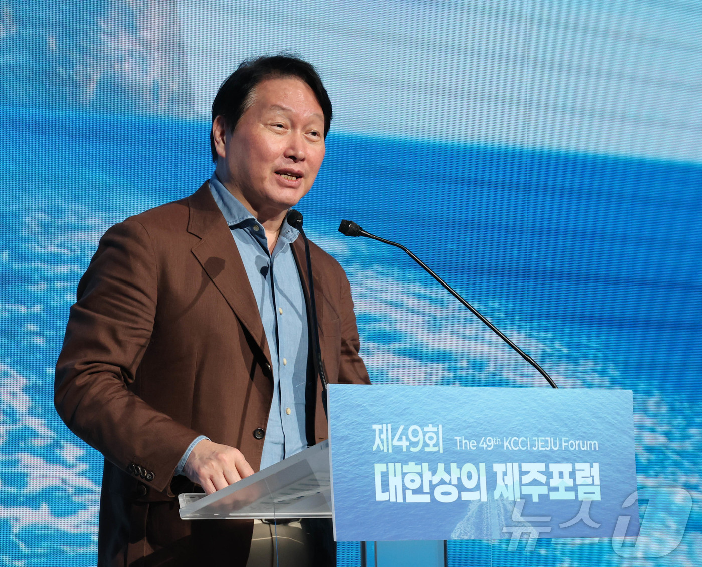(서울=뉴스1) = 최태원 대한상공회의소 회장이 18일 제주 서귀포시 신라호텔에서 열린 ‘제49회 대한상의 제주포럼’에서 폐회사를 하고 있다. (대한상공회의소 제공. 재판매 및 D …