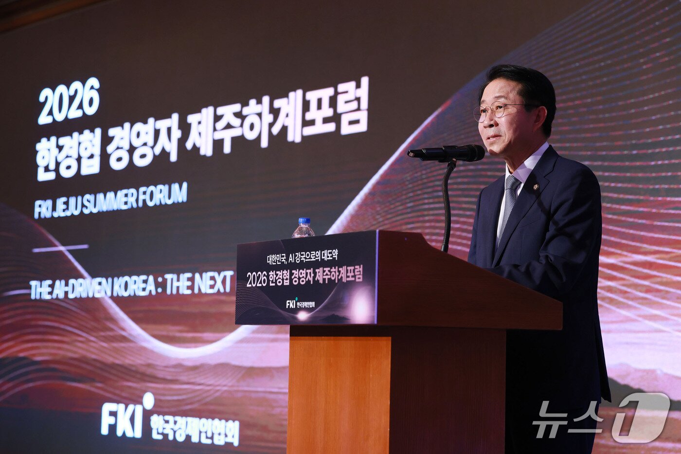 본문 이미지 - 조정식 국회의장이 16일 제주도 롯데호텔에서 열린 ‘2026 한경협 경영자 제주하계포럼’에 참석해 축사를 하고 있다. 