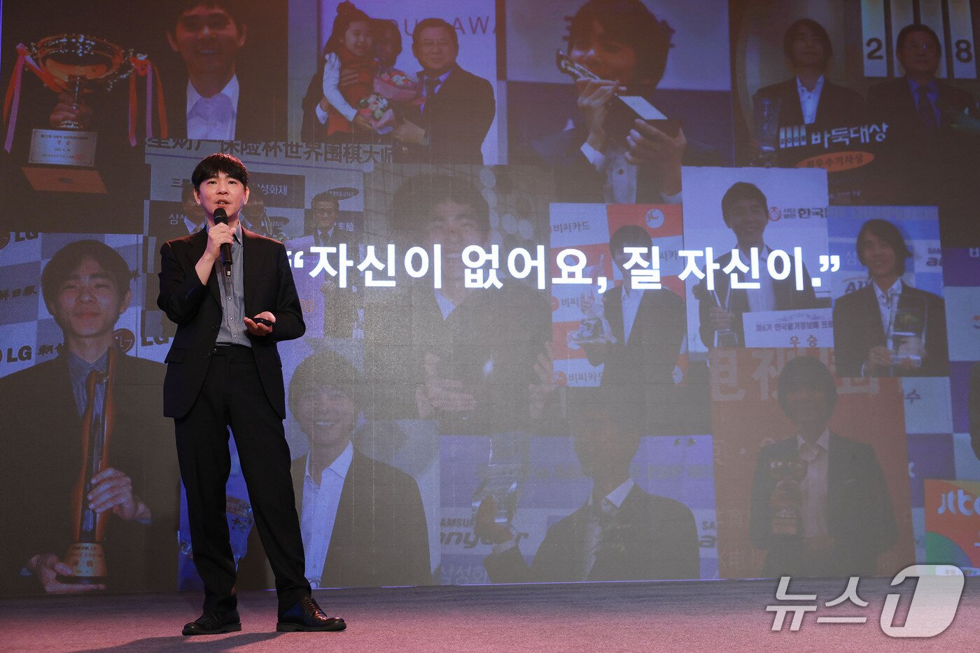 본문 이미지 -  이세돌 울산과학기술원 특임교수가 16일 제주도 롯데호텔에서 열린 ‘2026 한경협 경영자 제주하계포럼’에 참석해 'AI 시대, 살아남는 기업들의 공통점은 바로 ‘리더’'를 주제로 강연하고 있다. (한경협 제공)