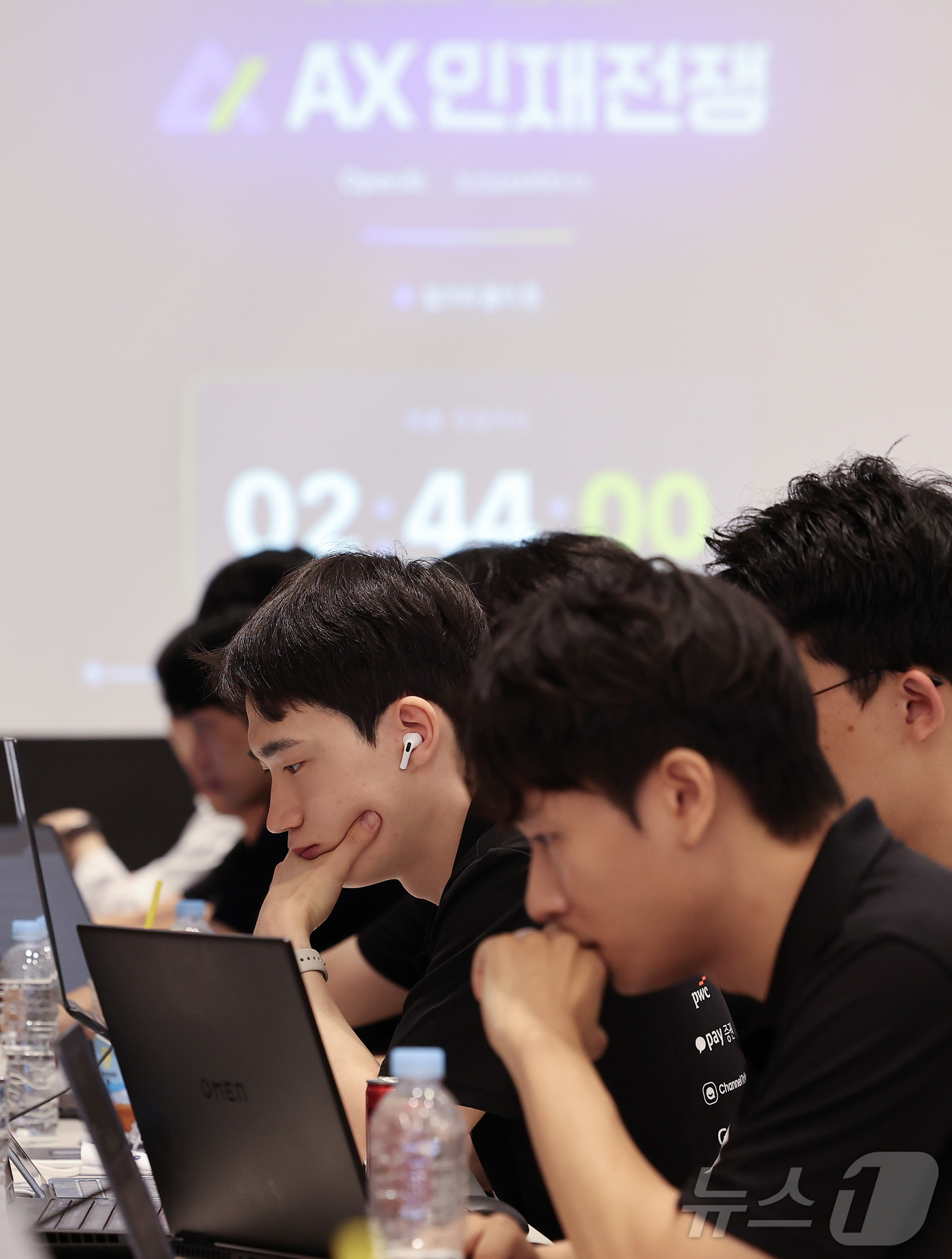 (서울=뉴스1) 김성진 기자 = 18일 서울 영등포구 워크모어 여의도당산역점에서 열린 서바이벌 해커톤 'AX 인재전쟁'에서 참가자들이 경연을 펼치고 있다. 2026.7.18/뉴스1 …