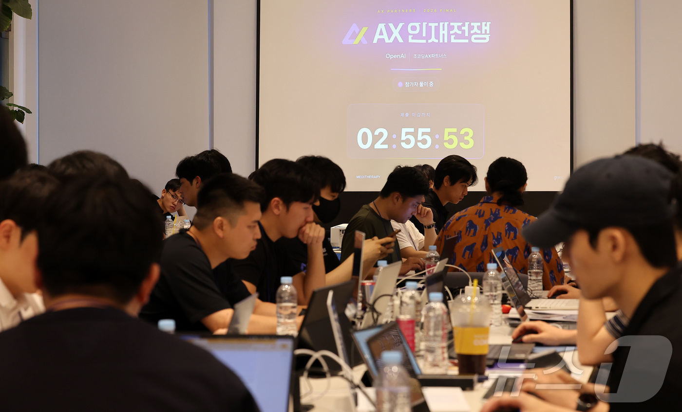 (서울=뉴스1) 김성진 기자 = 18일 서울 영등포구 워크모어 여의도당산역점에서 열린 서바이벌 해커톤 'AX 인재전쟁'에서 참가자들이 경연을 펼치고 있다. 2026.7.18/뉴스1 …