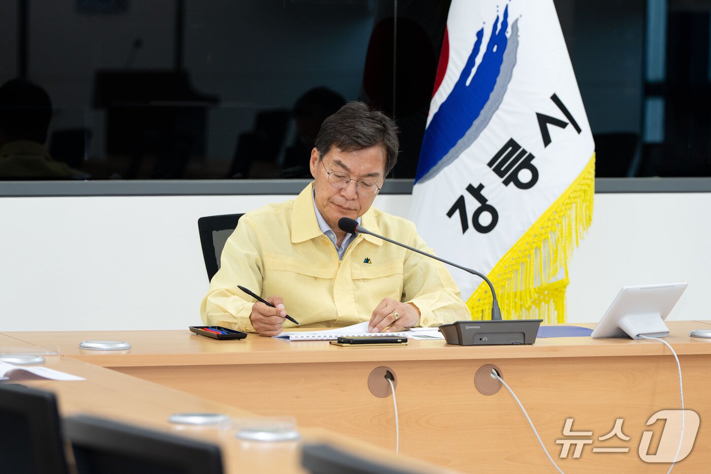본문 이미지 - 집중호우 관련 회의를 주재하는 김중남 강릉시장.(강릉시 제공, 재판매 및 DB 금지) 2026.7.18/뉴스1