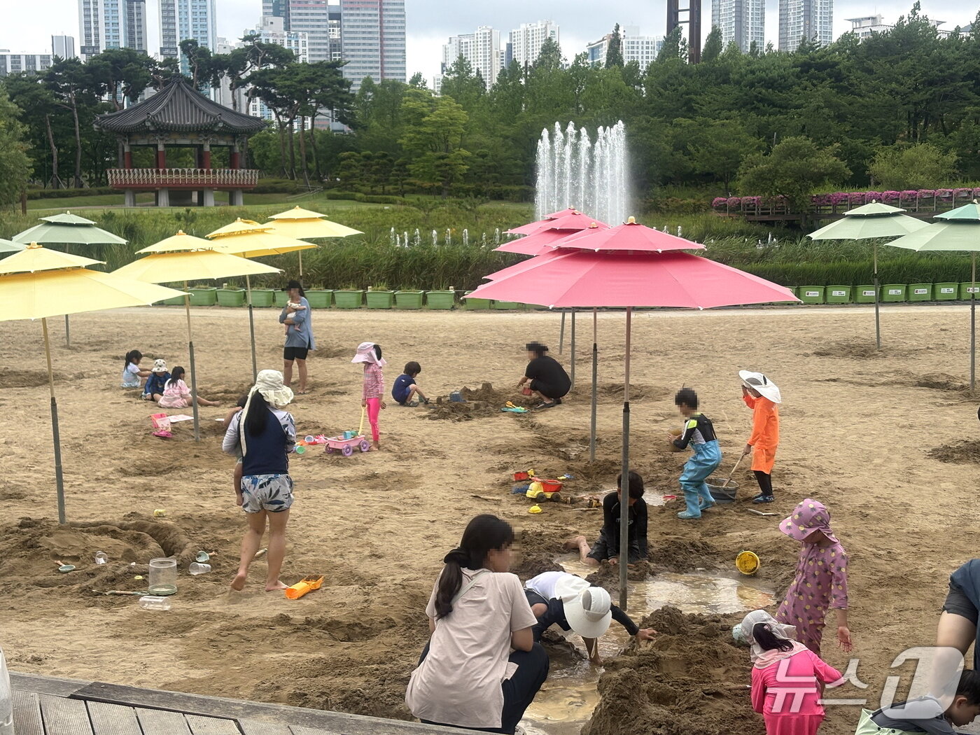 본문 이미지 - 18일 오후 1시 30분 부산 부산진구 범전동 부산시민공원 모래놀이장에서 아이들이 모래놀이를 하고 있다. 2026.7.18 ⓒ 뉴스1 박서현 기자