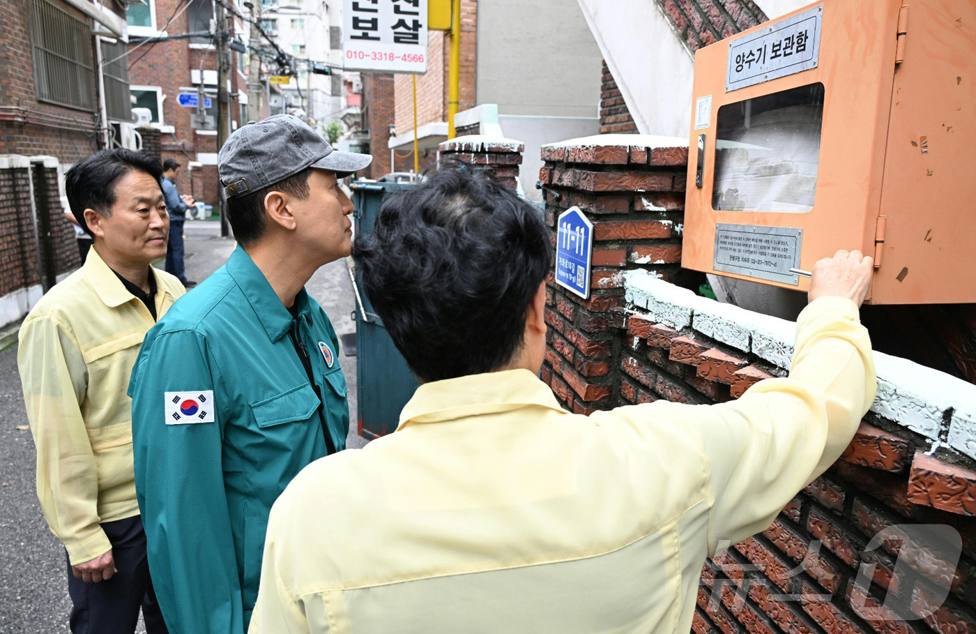 (서울=뉴스1) = 오세훈 서울시장이 18일 서울 은평구 응암3동 침수 취약지역을 찾아 침수예방시설을 점검하고 있다. (서울시 제공. 재판매 및 DB 금지) 2026.7.18/뉴스 …